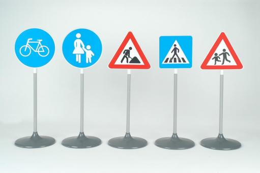 Set consisting of 5 different traffic signs 